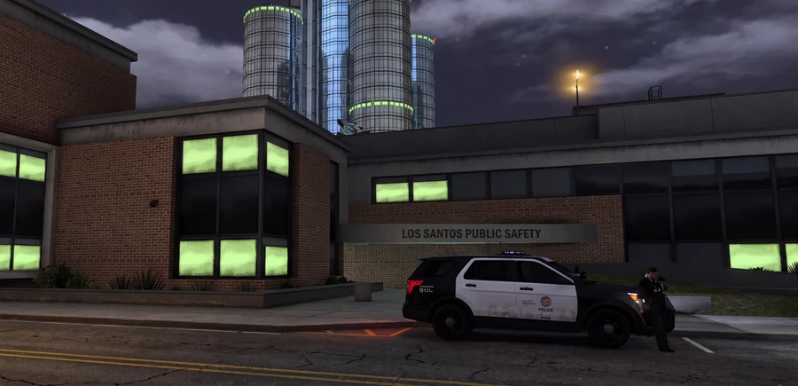 Budynek Los Santos Public Safety z radiowozem i policjantem